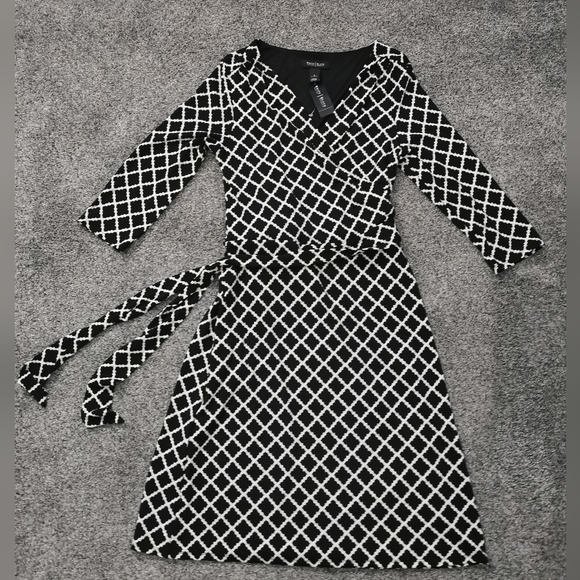 NWT White House Black Market size 6 - Picture 2 of 8